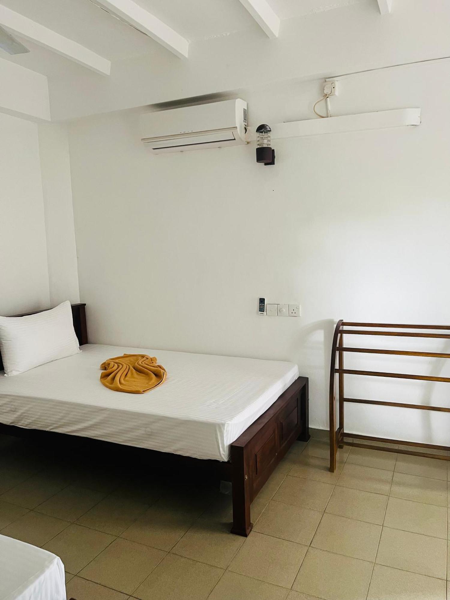 Crystal Wave Holiday Resort Polhena Matara Bagian luar foto