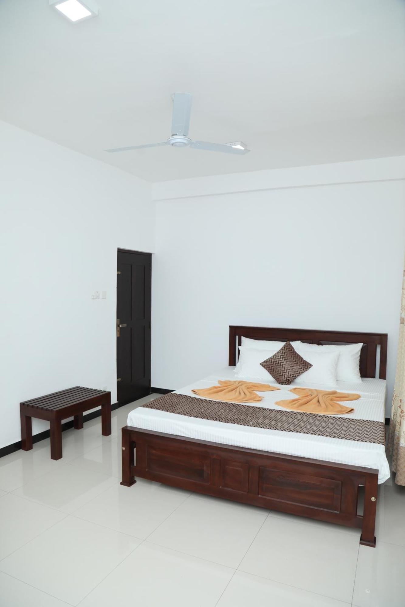 Crystal Wave Holiday Resort Polhena Matara Bagian luar foto