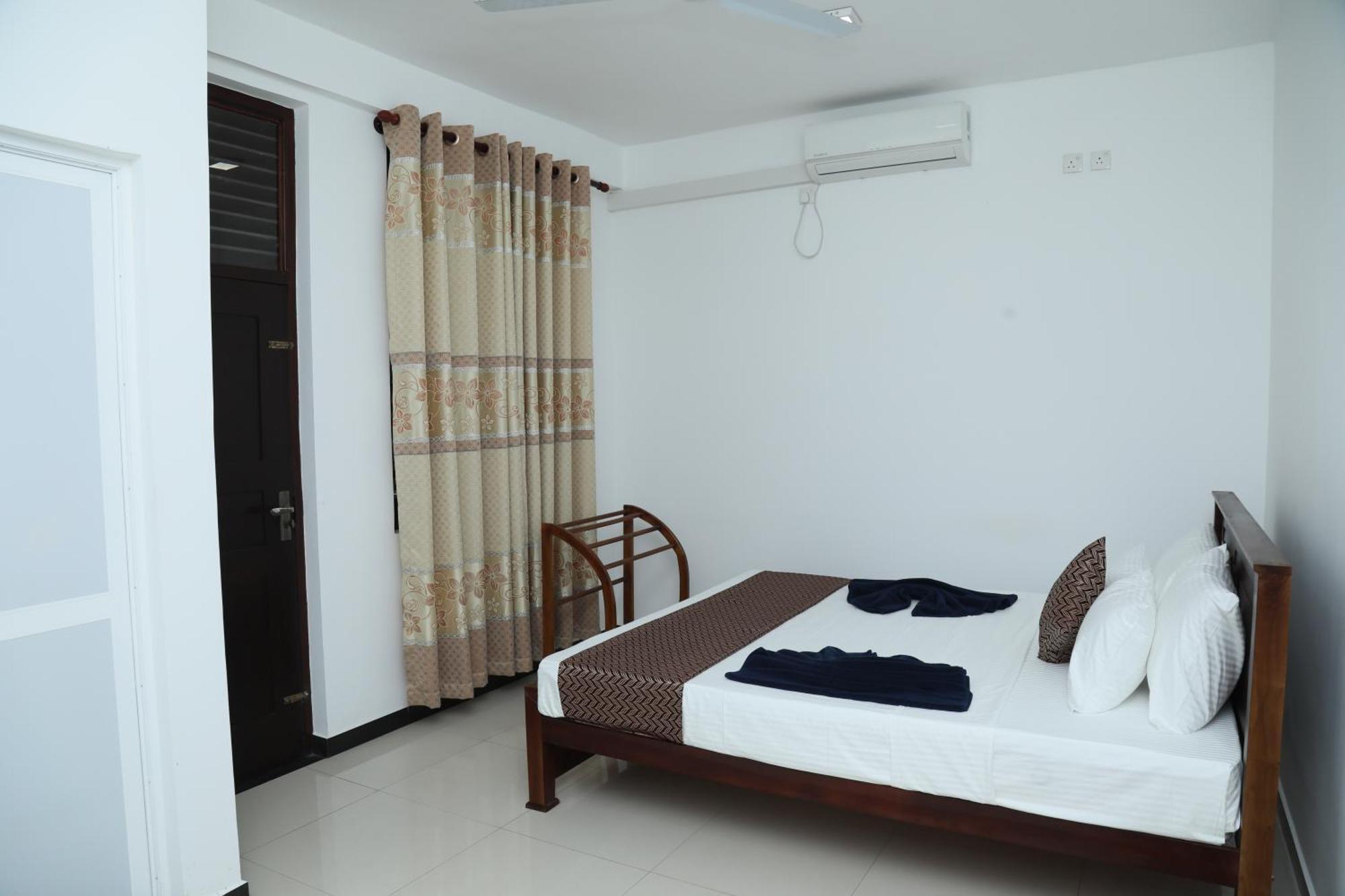 Crystal Wave Holiday Resort Polhena Matara Bagian luar foto