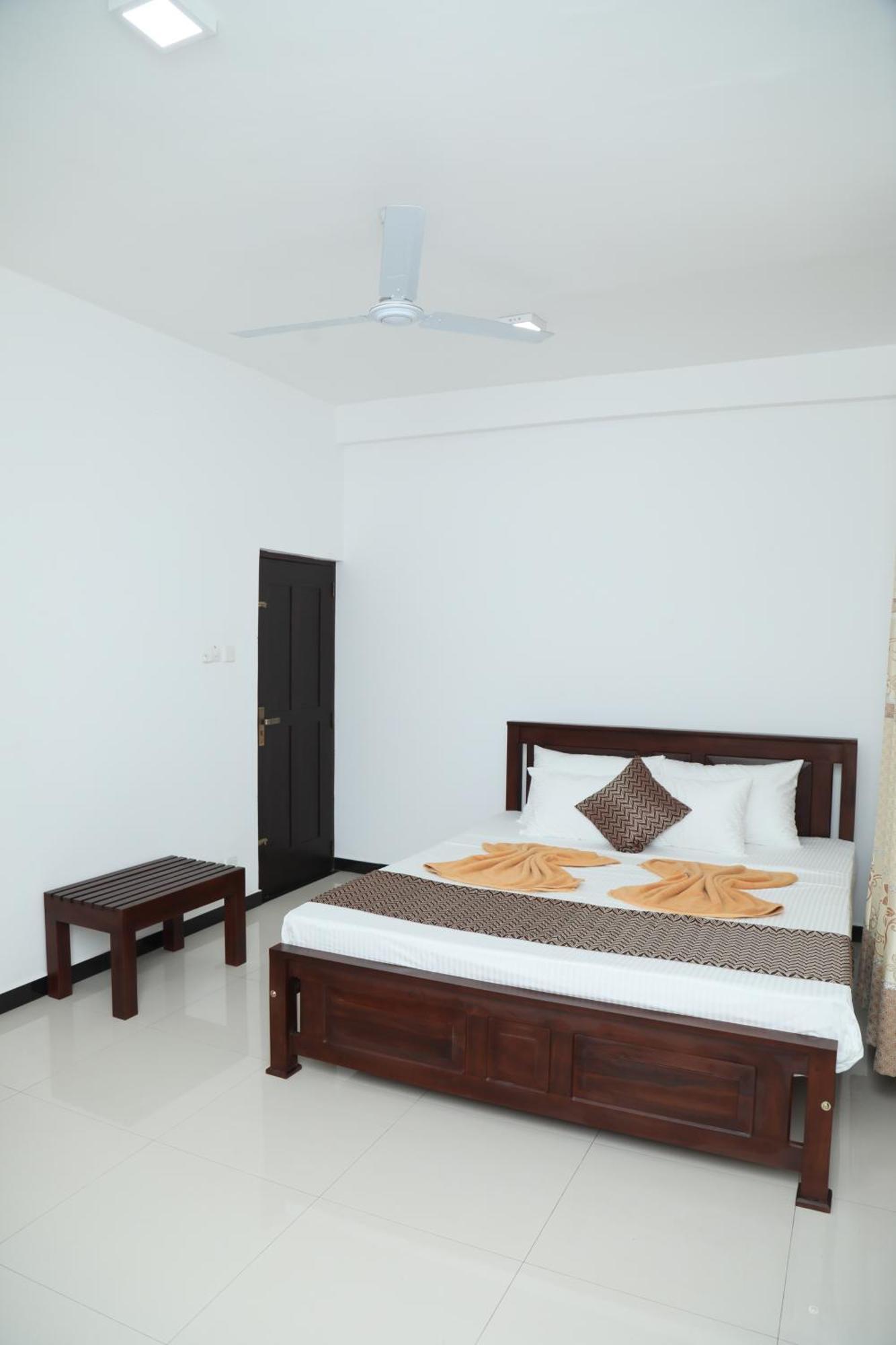 Crystal Wave Holiday Resort Polhena Matara Bagian luar foto
