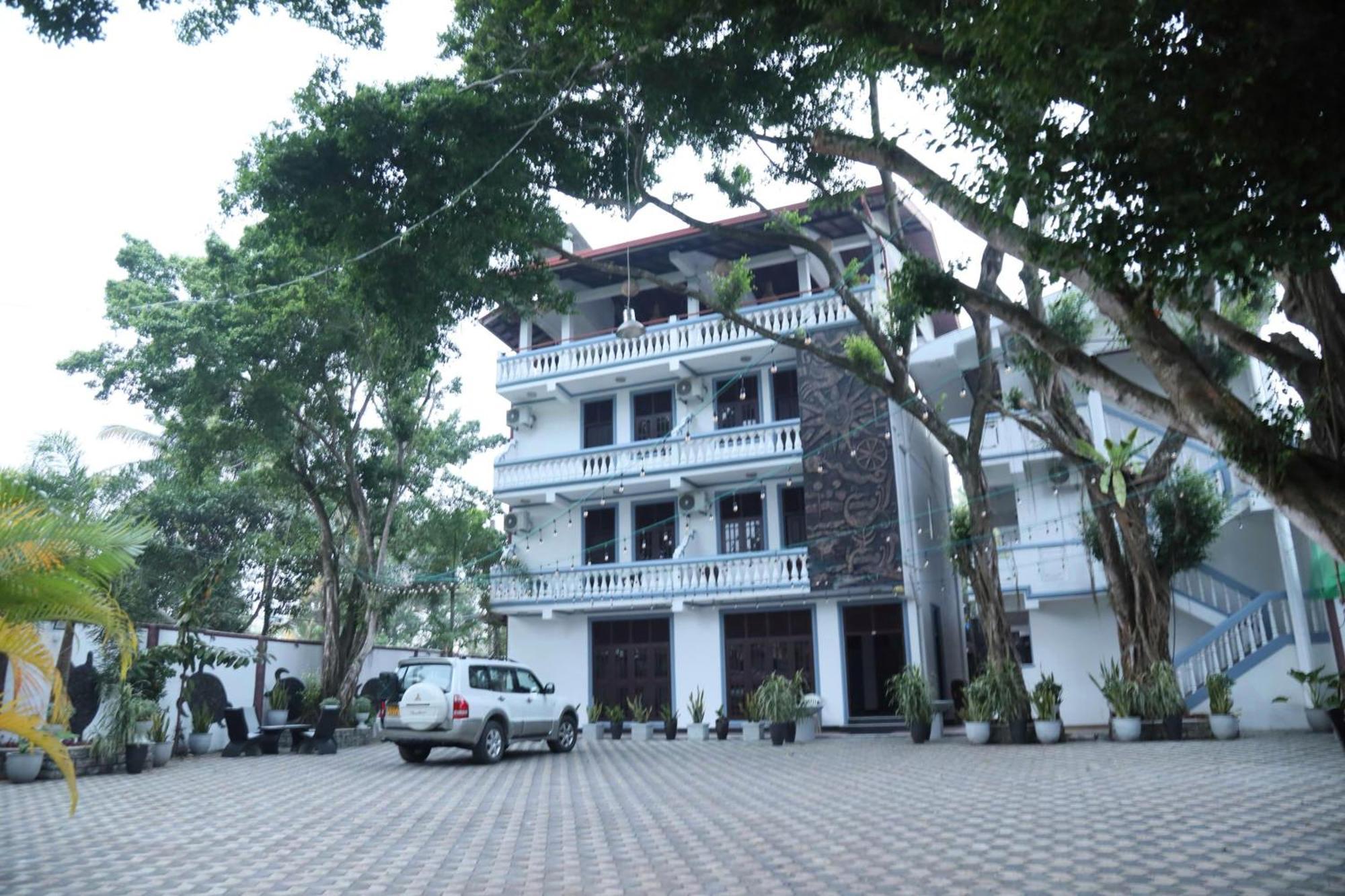 Crystal Wave Holiday Resort Polhena Matara Bagian luar foto