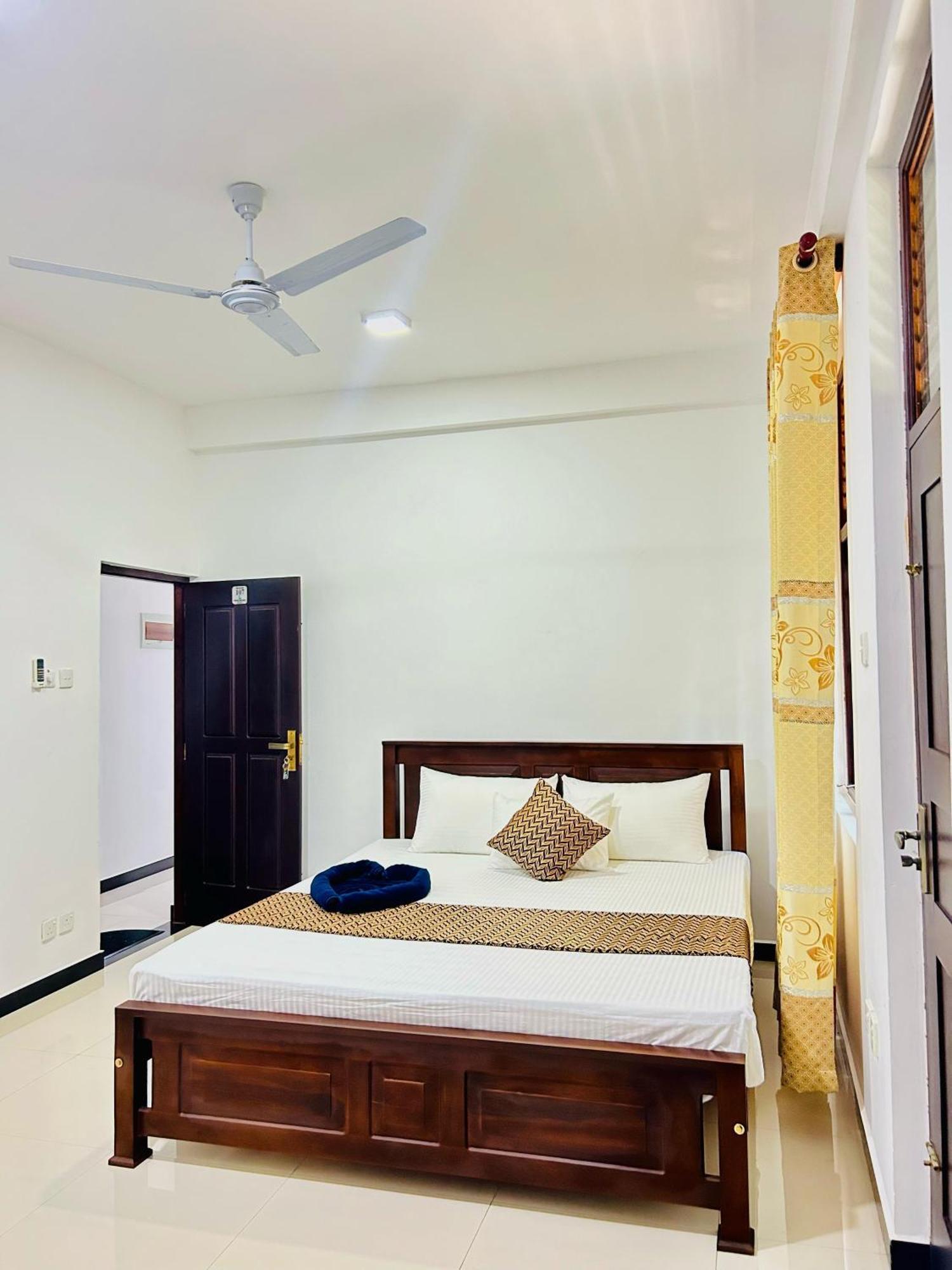 Crystal Wave Holiday Resort Polhena Matara Bagian luar foto